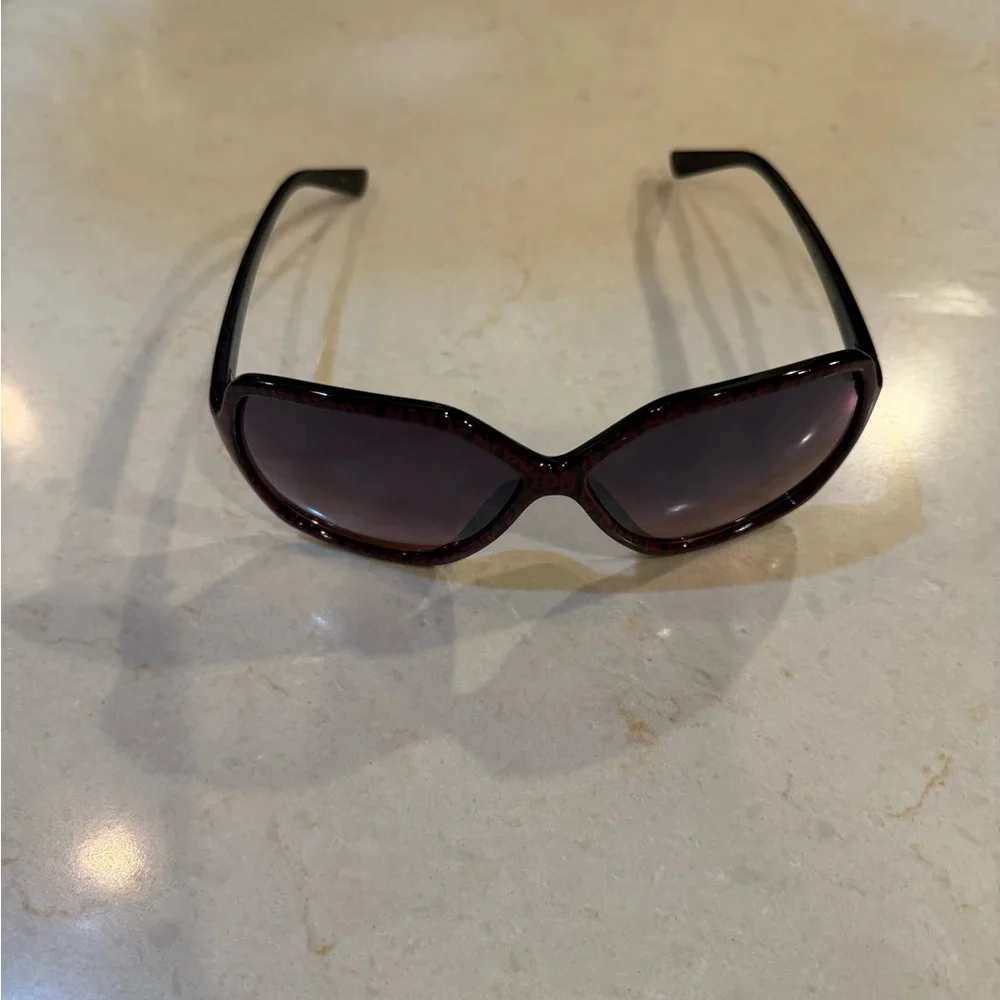 Snooki by Nicole Polizzi sunglasses. Comes with case as shown - Picture 2 of 6